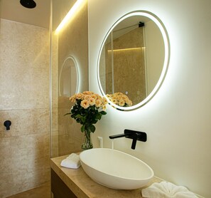 Douche, sèche-cheveux, serviettes fournies, savon