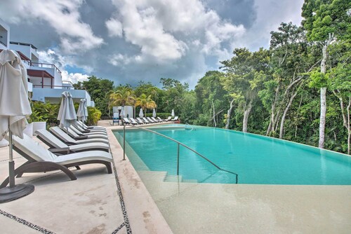 Penthouse w/ Infinity Pool & Golf Course in Akumal