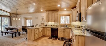 Near Donner Lake & Skiing: Soda Springs Cabin!