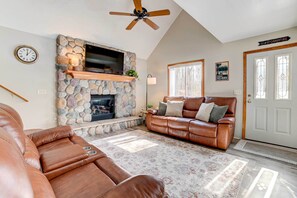 House (2 Bedrooms) | Interior - Roscommon Retreat w/ Deck ~ 1 Mile to Higgins Lake (Roscommon)