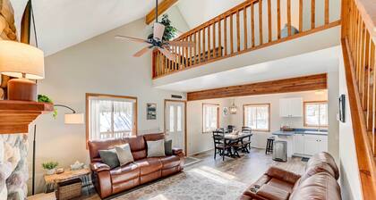 Roscommon Retreat w/ Deck ~ 1 Mile to Higgins Lake