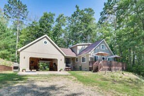 House (2 Bedrooms) | Front of property - Roscommon Retreat w/ Deck ~ 1 Mile to Higgins Lake (Roscommon)