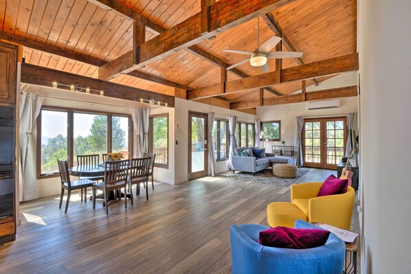 Books - Lovely Yosemite Area Home w/ Hilltop Mtn View (North Fork)