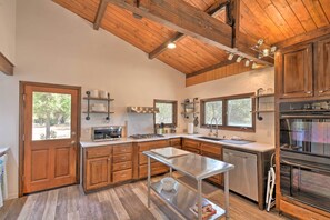 House (2 Bedrooms) | Private kitchen | Paper towels - Lovely Yosemite Area Home w/ Hilltop Mtn View (North Fork)