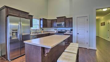 House (4 Bedrooms) | Private kitchen | Microwave, oven, stovetop, dishwasher