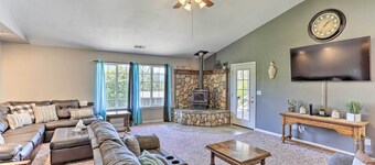 Private Pool & Game Room: Family Weaverville Gem