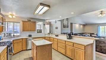 House (6 Bedrooms) | Interior