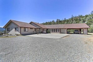 House (6 Bedrooms) | Interior