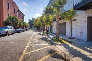 Interior - Game Room w/ Pool Table! Downtown Mobile Condo (Mobile)