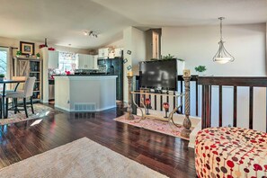 Interior - Colorado Springs House: 5 Mi to Downtown (Colorado Springs)