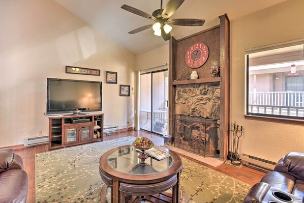 Living area - Quaint Angel Fire Townhome: 1/2 Mi to Ski Slopes! (Angel Fire)
