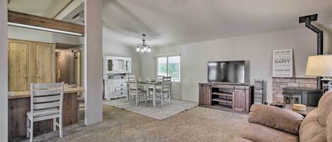 Casa (2 Bedrooms) | Sala d'estar | Televisor i llar de foc