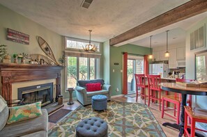 Chimenea, reproductor de DVD, estación para iPod, libros