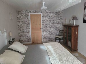 Iron/ironing board, Internet, bed sheets