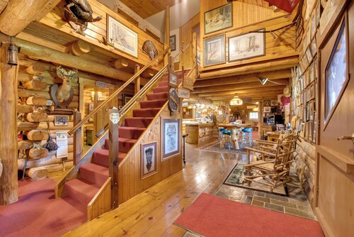 Handcrafted Log Cabin in Candor: Group Getaway!