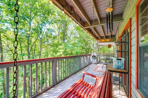 Smoky Mountain Cabin w/ Deck & Hot Tub!