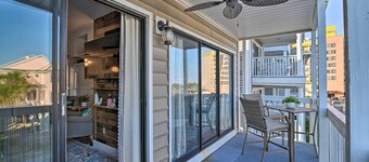 Eclectic Condo w/ Balcony: 1 Block to Beach!