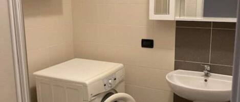 Hiustenkuivaaja, pyyhkeet, vessapaperi