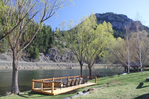 High End Lodging for Medium to Large Groups in the Canyon of the Missouri River!