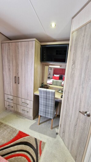 Shower, hair dryer, towels - Contemporary Holiday Home, Tarka Park, Barnstaple (Barnstaple)