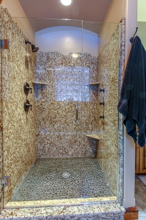 Douche, sèche-cheveux, serviettes fournies, savon