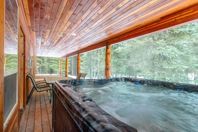 REMOTE CABIN WITH HOT TUB, MOVIE THEATER AND HUGE COVERED DECK WITH FIRE TABLE