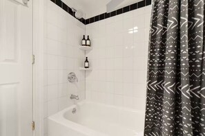 Haartrockner, Handtücher, Seife, Shampoo