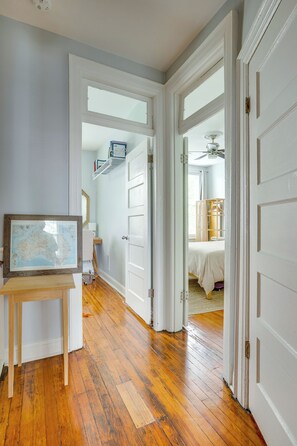 4 slaapkamers, een bureau, een strijkplank/strijkijzer, reisbedje