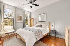 4 Schlafzimmer, Schreibtisch, Bügeleisen/Bügelbrett, Reisekinderbett