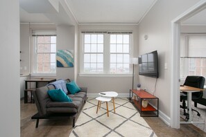 Smart TV, Netflix, streaming services, computer monitors - Cozy 1br- mins to UAB Hospital + Remote Workspace (Birmingham)