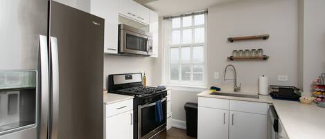 Køleskab, mikrobølgeovn, ovn, kogeplade