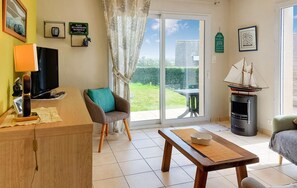 TV, stereo - 3 bedroom stunning home in Brignogan-Plages (Brignogan-Plages)