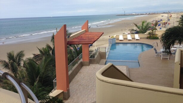 A pool area with a view of the beach and ocean. - Departamento en Manta Frente al mar (Manta)