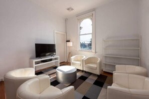 Apartemen Basic, Beberapa Tempat Tidur | Area keluarga | TV