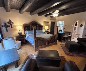 5 عدّة غرف نوم وخزنة داخل الغرفة ومكتب ومكواة/لوح كي