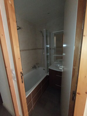 Ensemble baignoire-douche, séchoir à cheveux