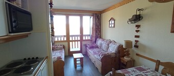 MOUNTAIN-STYLE APARTMENT AT THE FOOT OF THE SLOPES SLEEPS 5