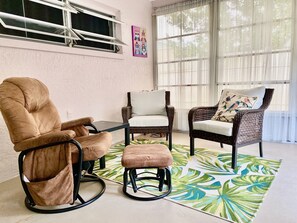 Smart TV, fireplace, DVD player, ping pong - Villa IMPRESSA: Near Beach, Sleeps 6, Billiard/PingPong, Fire Pit, Private Yard (New Port Richey)