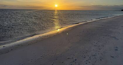 Boutique Stay: Near Beach, PSP4, Billiard or PingPong, Fire Pit, Private Yard