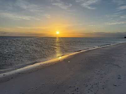 Boutique Stay: Near Beach,  PSP4, Billiard or PingPong, Fire Pit, Private Yard