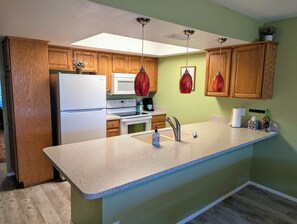 Geladeira, micro-ondas, fogão, cooktop