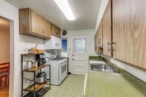 Fridge, microwave, stovetop, dishwasher - 4 Mi to Downtown Pittsburgh: Family Home w/ Patio (Pittsburgh)