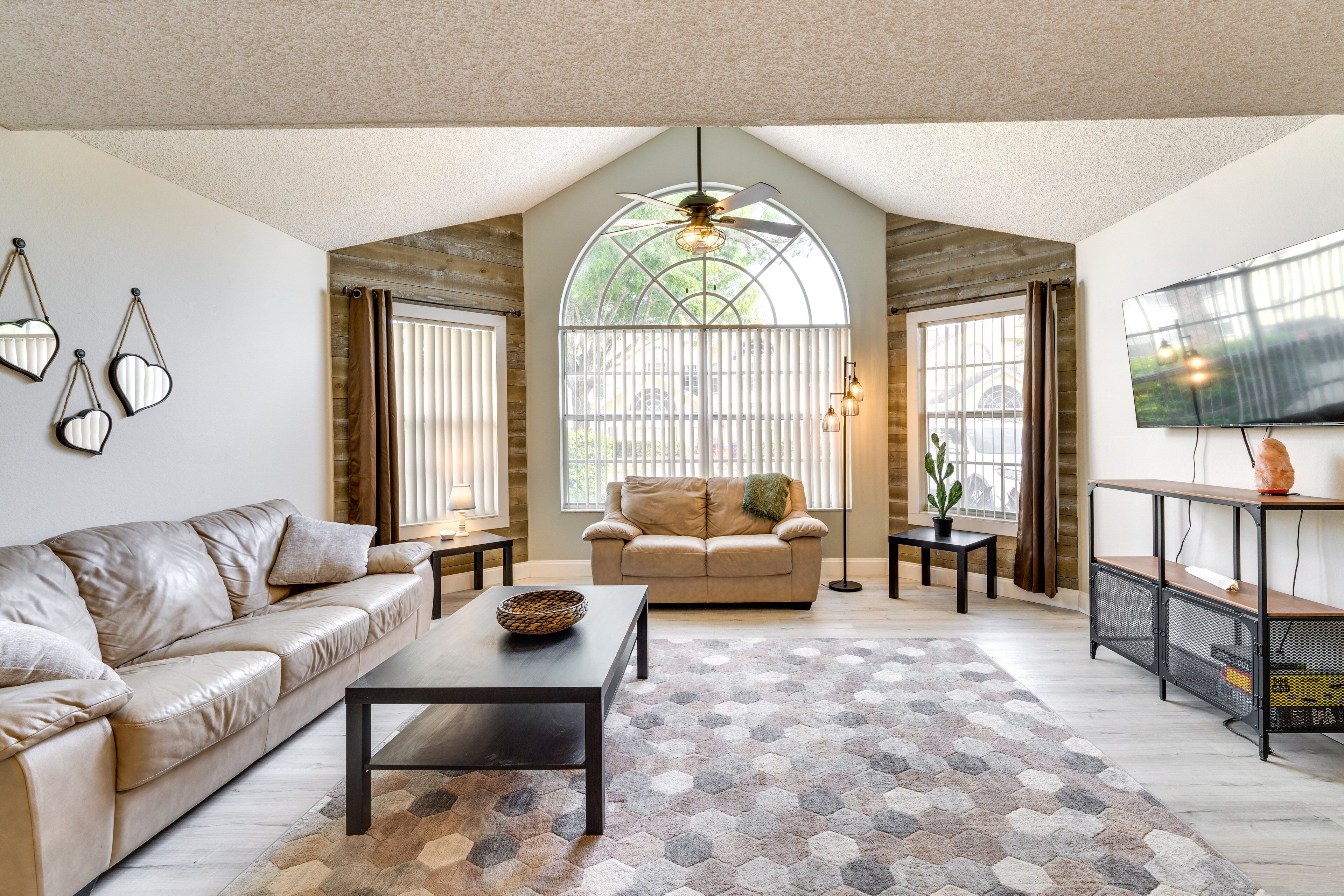 Cozy Kissimmee Condo Rental: 6 Mi to Disney World