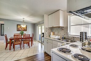 Frigorífico, microondas, placa de cocina y cafetera o tetera