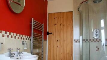 Cottage, Multiple Beds | Bathroom | Shower, hair dryer, towels