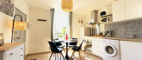 Kühlschrank, Ofen, Herdplatte, Wasserkocher