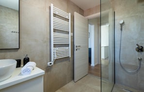 Douche, sèche-cheveux