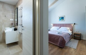 3 bedrooms, in-room safe, iron/ironing board, travel cot