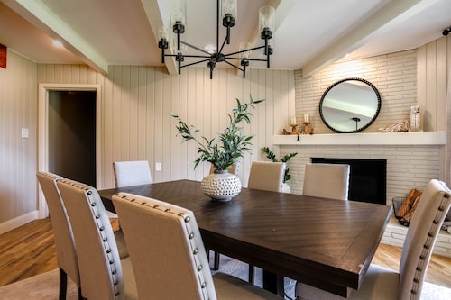 Medical District Retreat 4 Bedroom Walk to Tech