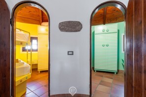 3 Schlafzimmer, Schreibtisch, Bügeleisen/Bügelbrett, Reisekinderbett